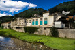 Usine au bord de l'eau