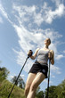 Junge Frau beim Nordic Walking