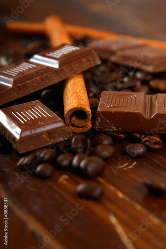 Photo: schokolade,zimt,kaffeebohnen schokolade,zimt,kaffeebohnen