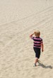 Strand - Kind läuft durch Sand