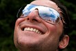 Junger, fröhlicher Südländer mit Sonnenbrille