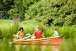 Foto: Familie macht Bootsausflug Familie macht Bootsausflug