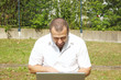 Foto: mann mit laptop mann mit laptop