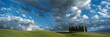 Wolkenhimmel über grüner Landschaft