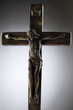 Foto: an old, broken crucifix against gray background an old, broken crucifix against gray background