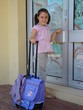 écolière qui attend devant la porte de l'école écolière qui attend devant la porte de l'école