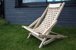 Chaise longue en bois dans un jardin