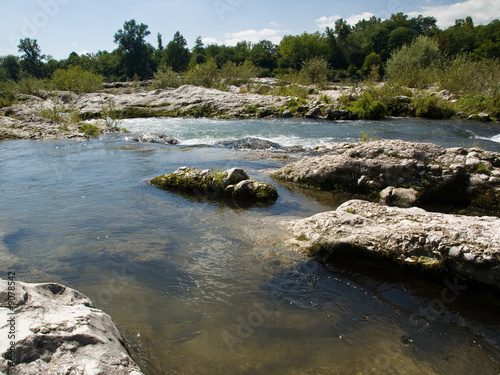Rochers sur la rivière sauvage