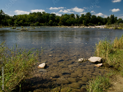 Panorama sur la rivière et les galets dans le fond