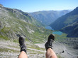 Bergschuhe schwebend über dem Abgrund
