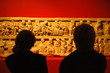 Museumbesucher betrachten ein Kunstwerk