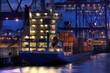 Containerschiff, Nachts im Hafen