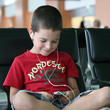 Enfant écoutant de la musique sur un lecteur mp3