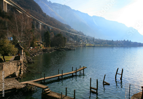 Foto: Lake Geneva by the Chillon Castle in Montreux, Switzerland. Lake Geneva by the Chillon Castle in Montreux, Switzerland.