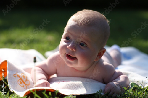 baby auf wiese baby auf wiese