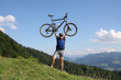 Mann mit Mountainbike am Gipfel Mann mit Mountainbike am Gipfel