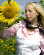 blonde Frau mit Sonnenblume