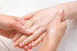 Photo en ligne au meilleur prix applying peeling scrub or moisturizing cream onto the hands