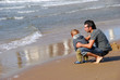 Papa avec son enfant sur la plage