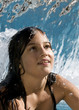 Mädchen im Wasserschwall blickt nach oben