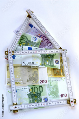 Foto: Bank notes and folding ruler Bank notes and folding ruler
