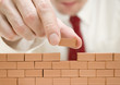 hombre de negocios construyendo un muro hombre de negocios construyendo un muro