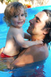papa avec son bébé dans la piscine