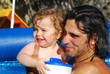 bébé à la piscine avec papa
