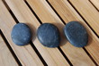 Trio de galets sur teck