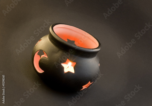 Foto: Cauldron and candle Cauldron and candle