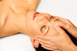 Gesichtsmassage einer hübschen Frau