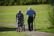 promenade de deux personnes agées