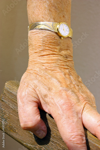 Photo: hand auf bank hand auf bank