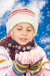 ein kleines mädchen fasziniert von schneeflocken