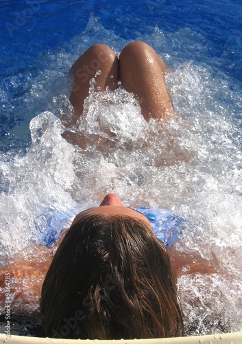 Femme dans jacuzzi
