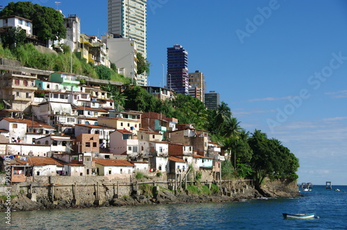 Immeubles et maisons sur la colline descendant vers la mer Immeubles et maisons sur la colline descendant vers la mer