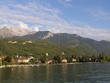 Village sur la rive du lac d'Annecy