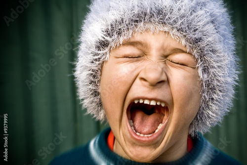 Foto: Close-up of portrait of crazy kid screaming loudly Close-up of portrait of crazy kid screaming loudly