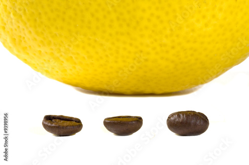 Photo: limone e chicchi di caffé limone e chicchi di caffé