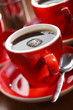 Frisch gebrühter Kaffee in roter Tasse