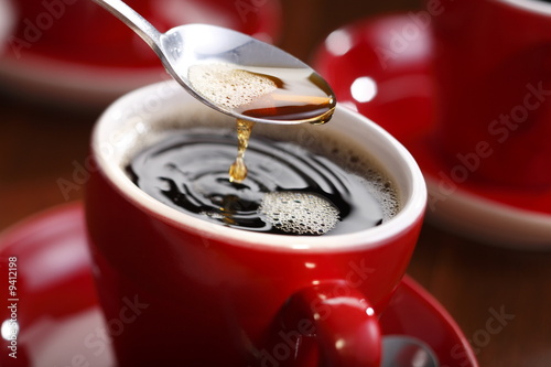 Frisch gebrühter Kaffee in roter Tasse Frisch gebrühter Kaffee in roter Tasse