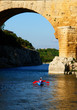 arche du pont du gard et kayaks sur le gardon
