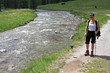 Randonneuse et torrent de montagne