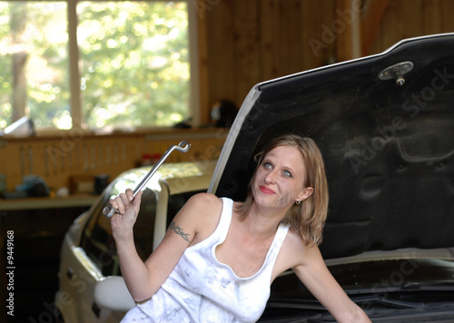 Photo: Blondine als Automechanikerin mit Schraubenschlüssel Blondine als Automechanikerin mit Schraubenschlüssel