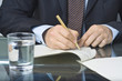 empresario negociando un acuerdo empresario negociando un acuerdo