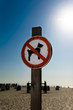 Verbotsschild am Strand