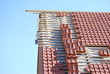 montage des tuiles sur une toiture