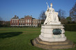 Statue devant Kensington palace à Londres
