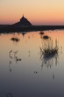 dans la baie du mont saint michel au coucher du soleil dans la baie du mont saint michel au coucher du soleil