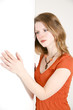 junge Frau lehnt an einer Wand